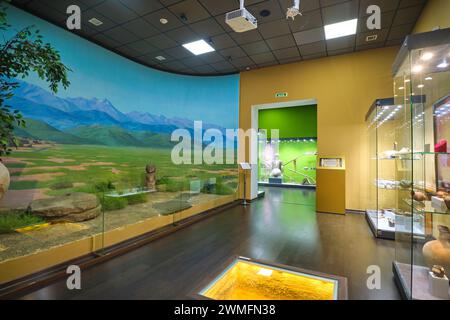 Vue sur une salle de galerie présentant des expositions anciennes de poterie et de sculptures en pierre. Au Musée d'histoire locale d'Almaty, au Kazakhstan. Banque D'Images