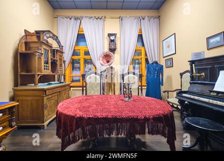 Une recréation d'une époque tsariste, riche, salle de séjour de fantaisie avec piano. Au Musée d'histoire locale d'Almaty, au Kazakhstan. Banque D'Images