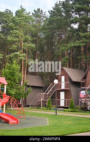 maisons de vacances dans la forêt. aire de jeux pour enfants Banque D'Images