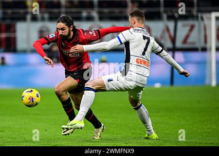 Milan, Italie, le 25 février 2024. Le milieu de terrain français #07 d'AC Milan Yacine Adli et le milieu de terrain néerlandais #7 d'Atalanta Teun Koopmeiners en action lors du match de football italien Serie A entre AC Milan et Atalanta au stade San Siro de Milan, Italie, le 25 février 2024 crédit : Piero Cruciatti/Alamy Live News Banque D'Images