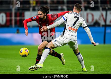 Milan, Italie, le 25 février 2024. Le milieu de terrain français #07 d'AC Milan Yacine Adli et le milieu de terrain néerlandais #7 d'Atalanta Teun Koopmeiners en action lors du match de football italien Serie A entre AC Milan et Atalanta au stade San Siro de Milan, Italie, le 25 février 2024 crédit : Piero Cruciatti/Alamy Live News Banque D'Images