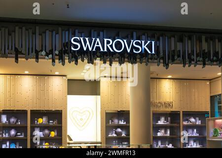 Aéroport de Francfort, Allemagne - 19 février 2024 : vue au magasin Swarovski dans le centre commercial de l'aéroport. Swarovski est un producteur autrichien de verre. Banque D'Images