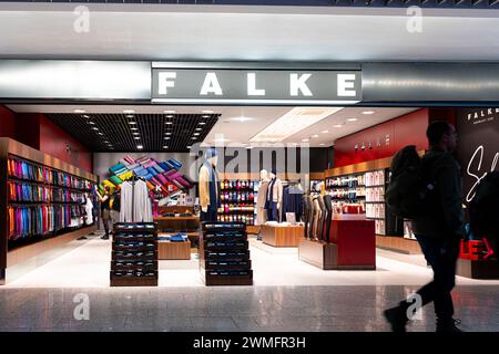 Aéroport de Francfort, Allemagne - 19 février 2024 : vue au magasin Falke dans le centre commercial de l'aéroport Banque D'Images