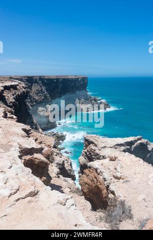 Vue verticale des falaises en ruine dues à l'érosion côtière, Great Australian Bight, Nullarbor, Australie méridionale, Australie méridionale, Australie méridionale, Australie méridionale, Australie méridionale, Australie Banque D'Images