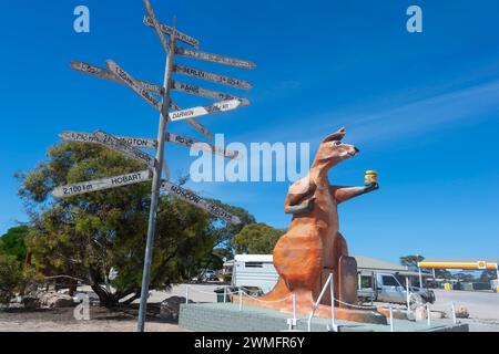 La statue de Big Kangourou au Border Village, Nullarbor, Australie occidentale et méridionale, Australie méridionale, Australie méridionale Banque D'Images