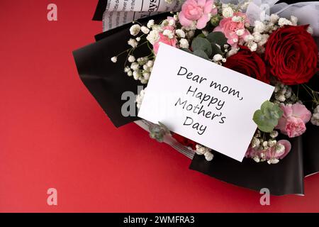 Joyeuse fête des mères bouquet de roses rouges sur fond blanc Banque D'Images
