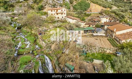 Chemin Paseo del Molinar, Cascade de la rivière Molinar, Tobera, Parc naturel Montes Obarenes-San Zadornil, Las Merindades, Burgos, Castilla y León, Espagne, UE Banque D'Images