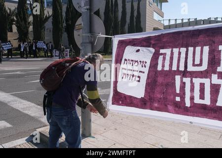 Jérusalem, Israël. 26 février 2024. Contre-protestation ultra-orthodoxe contre les réformes du service militaire proposées par Netanyahou et la menace de mettre fin aux exemptions pour leurs communautés affirmant que la nation juive n'a pas le droit d'exister sans étude de la Torah. Des rabbins influents ont déclaré qu'ils étaient ceux qui protégeaient le pays. Crédit : NIR Alon/Alamy Live News Banque D'Images