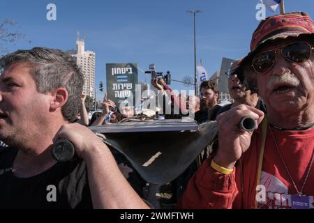 Jérusalem, Israël. 26 février 2024. Les manifestants se rassemblent devant la Cour suprême d'Israël alors que les juges entendent des appels contestant les réformes proposées par Netanyahou en matière de service militaire. Le projet de loi vise à étendre le service obligatoire pour les hommes et les réservistes, tandis que les manifestants exigent un partage égal du fardeau et la fin des exemptions pour les communautés ultra orthodoxes, appelant à ce que tout le monde passe sous le brancard. Crédit : NIR Alon/Alamy Live News Banque D'Images