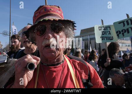 Jérusalem, Israël. 26 février 2024. Les manifestants se rassemblent devant la Cour suprême d'Israël alors que les juges entendent des appels contestant les réformes proposées par Netanyahou en matière de service militaire. Le projet de loi vise à étendre le service obligatoire pour les hommes et les réservistes, tandis que les manifestants exigent un partage égal du fardeau et la fin des exemptions pour les communautés ultra orthodoxes, appelant à ce que tout le monde passe sous le brancard. Crédit : NIR Alon/Alamy Live News Banque D'Images