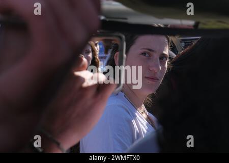 Jérusalem, Israël. 26 février 2024. Les manifestants se rassemblent devant la Cour suprême d'Israël alors que les juges entendent des appels contestant les réformes proposées par Netanyahou en matière de service militaire. Le projet de loi vise à étendre le service obligatoire pour les hommes et les réservistes, tandis que les manifestants exigent un partage égal du fardeau et la fin des exemptions pour les communautés ultra orthodoxes, appelant à ce que tout le monde passe sous le brancard. Crédit : NIR Alon/Alamy Live News Banque D'Images