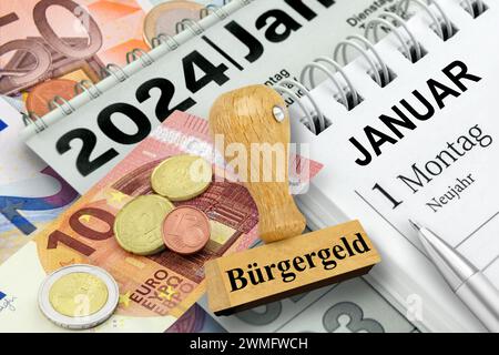 12,41 Euro salaire minimum allemand et calendrier 2024 janvier 1 lundi timbre du nouvel an et régime allemand de revenu de base Banque D'Images