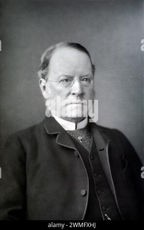 Portrait du baron Playfair, Lyon Playfair ou Lord Playfair (1818-1898) politicien libéral, Postmaster General (1873-1874), scientifique écossais et promoteur de Playfair Cipher alias Playfair Square ou Wheatstone-Playfair Cipher. Vintage de photo historique c1870. Banque D'Images