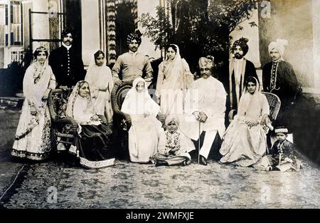 Sir Ahmed Khan, musulman Nawab de Janjira, né en 1862 d.1922, a gouverné 28 janvier 1879 - 2 mai 1922, et famille royale élargie comprenant la princesse Nazli Rafiya Begum de Janjira, État de Janjira, Raigad, Maharashtra, Inde. L'État de Janira était un État princier de l'Inde sous le Raj britannique ou Inde britannique, situé sur la côte Konkan, dans l'actuel district de Raigad, Maharashtra. Banque D'Images