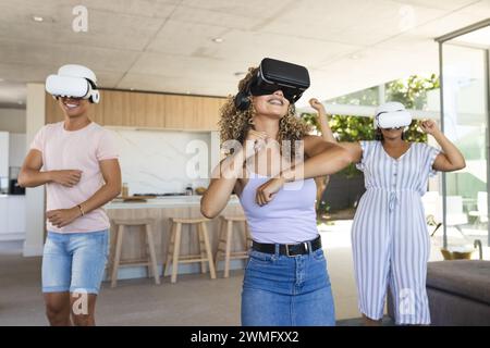 Divers amis apprécient les jeux de réalité virtuelle à la maison Banque D'Images