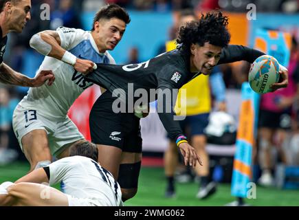 Vancouver, Canada. 25 février 2024. Cody Vai (R), de la Nouvelle-Zélande, participe à la finale masculine de HSBC Canada Rugby Sevens au stade BC place à Vancouver, Canada, le 25 février 2024. Crédit : Andrew Soong/Xinhua/Alamy Live News Banque D'Images