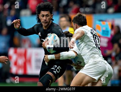 Vancouver, Canada. 25 février 2024. Cody Vai (G), de Nouvelle-Zélande, participe à la finale masculine de HSBC Canada Rugby Sevens au stade BC place à Vancouver, Canada, le 25 février 2024. Crédit : Andrew Soong/Xinhua/Alamy Live News Banque D'Images