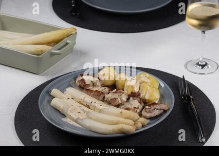 Filet de porc avec asperges et moutarde - sauce estragon, asperges blanches, pommes de terre, vin blanc Banque D'Images