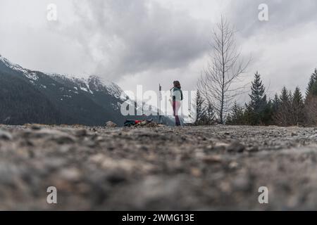 Femme jouant du saxophone dans les montagnes au coucher du soleil Banque D'Images
