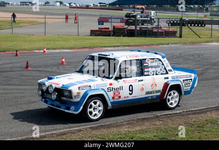 Un VFTS Lada 2105 de 1985 prenant part à la démonstration du rallye Slow Sideways Rally Rallye, au Festival de Silverstone de 2023 Banque D'Images