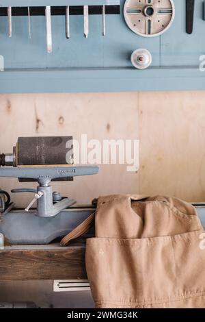 Étau de banc et tablier à outils dans un atelier de charpentier Banque D'Images