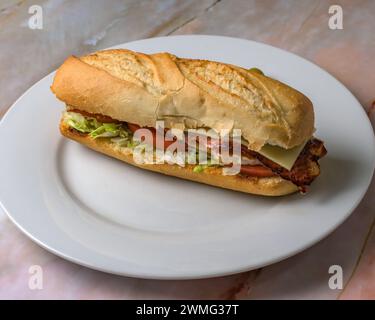 délicieux sandwich au bacon espagnol typique et au fromage avec laitue et tomate Banque D'Images
