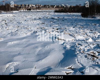 Gros fragments de glace recouverts de neige sur la rivière gelée Oulujoki à Oulu, Finlande Banque D'Images