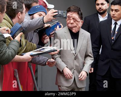 Berlin, Allemagne, 16 février 2024. 74e Berlinale, acteur Adam Pearson après une conférence de presse avec les fans. Crédits : Walter Gilgen Banque D'Images