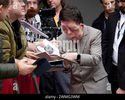 Berlin, Allemagne, 16 février 2024. 74e Berlinale, l'acteur Adam Pearson après la conférence de presse avec les fans et la signature d'autographes. Crédits : Walter Gilgen Banque D'Images