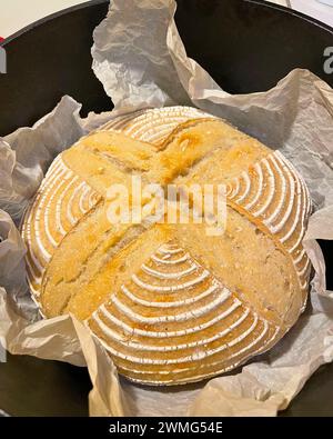 Pain de levain fait maison dans un four hollandais en fonte Banque D'Images