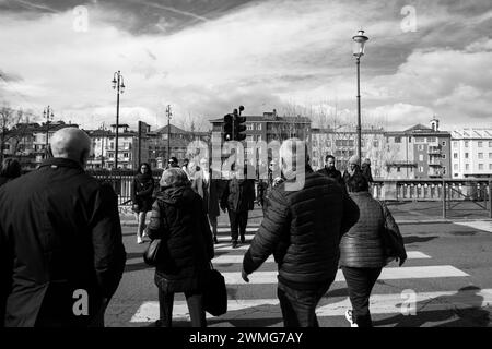 Les gens traversent la rue à Parme Italie Banque D'Images