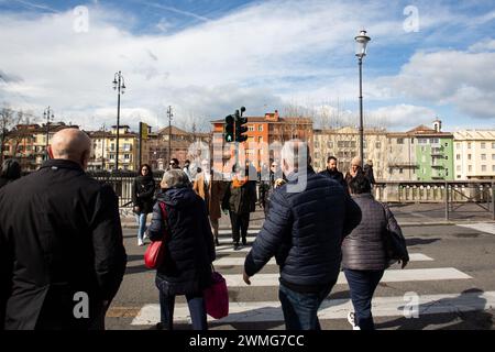Les gens traversent la rue à Parme Italie Banque D'Images
