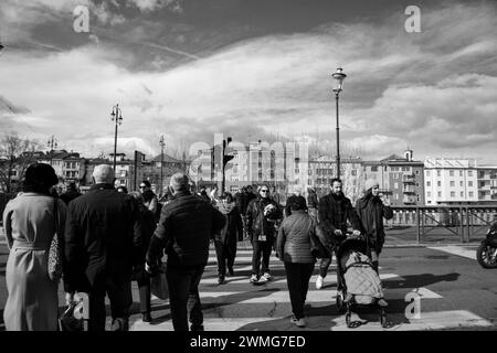 Les gens traversent la rue à Parme Italie Banque D'Images