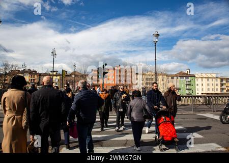 Les gens traversent la rue à Parme Italie Banque D'Images