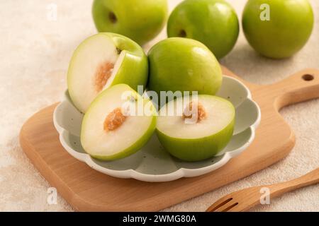 Frais juteux délicieux lait taïwanais Indian Jujube fruit dans un panier sur fond de table gris. Banque D'Images