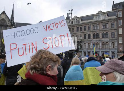 Les membres de la communauté ukrainienne et ses partisans se rassemblent lors d'une manifestation marquant les deux ans de l'invasion russe de l'Ukraine au barrage Banque D'Images