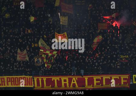 Lecce, Italie. 25 février 2024. Fans de Lecce lors du match de Serie A entre l'US Lecce et le FC Internazionale au stade Ettore Giardiniero le 25 février 2024 à Lecce, italie (photo d'Agostino Gemito/Pacific Press) crédit : Pacific Press Media production Corp./Alamy Live News Banque D'Images