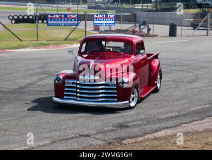 Un Hot Rod rouge pour camionnette Chevrolet 3100, en démonstration dans la zone de passage des rapports et de dérive de Yokohama du festival Silverstone 2023 Banque D'Images