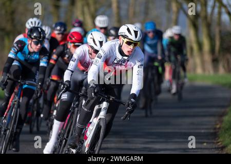 Le peloton attaque pour repousser les évadés lors du British Cycling Clayton Spring Classic, Clitheroe, Ribble Valley, Lancashire. Banque D'Images