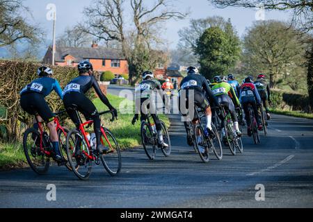 Le peloton prend un virage large pendant le British Cycling Clayton Spring Classic, Clitheroe, Ribble Valley, Lancashire. Banque D'Images