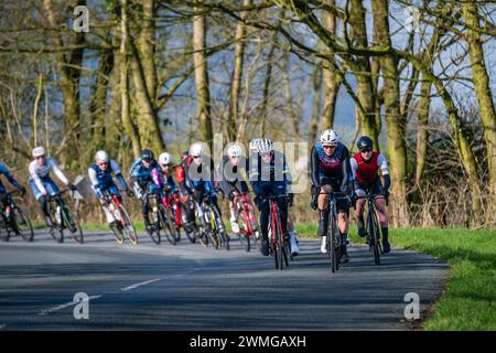 Le peloton attaque pour repousser les évadés lors du British Cycling Clayton Spring Classic, Clitheroe, Ribble Valley, Lancashire. Banque D'Images