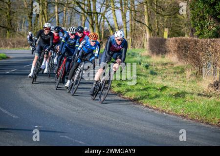 Le peloton attaque pour repousser les évadés lors du British Cycling Clayton Spring Classic, Clitheroe, Ribble Valley, Lancashire. Banque D'Images