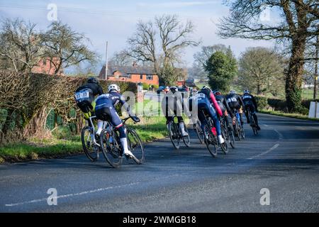 Le peloton prend un virage large pendant le British Cycling Clayton Spring Classic, Clitheroe, Ribble Valley, Lancashire. Banque D'Images