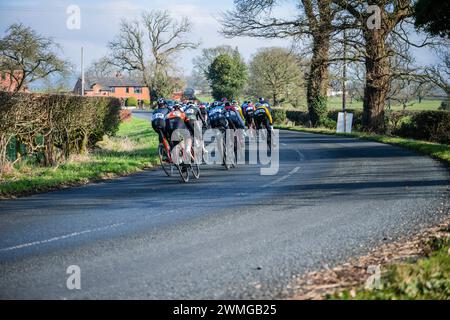 Le peloton prend un virage large pendant le British Cycling Clayton Spring Classic, Clitheroe, Ribble Valley, Lancashire. Banque D'Images