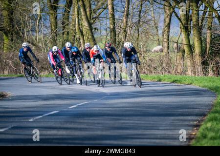 Le peloton attaque pour repousser les évadés lors du British Cycling Clayton Spring Classic, Clitheroe, Ribble Valley, Lancashire. Banque D'Images