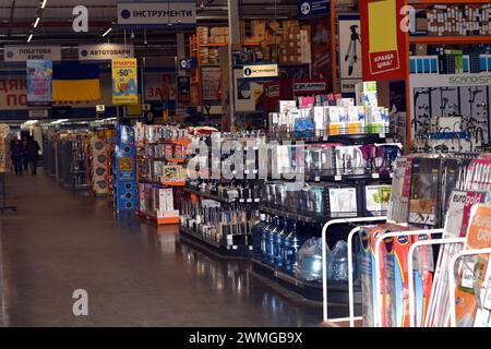 Kiev. Région de Kiev. Ukraine. 02. 21. 2024. Vitrines et étagères dans un magasin rempli de marchandises. Banque D'Images