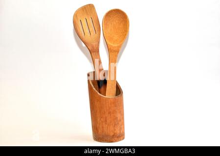 Cuillère en bois et fourchette en verre en bois isolé sur fond blanc. Photo de haute qualité Banque D'Images