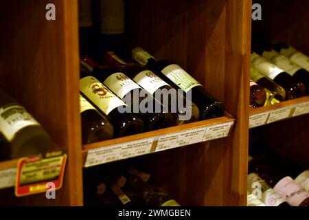 Kiev. Région de Kiev. Ukraine. 02. 21. 2024. Vitrine dans un magasin avec du vin de robinet, des bouteilles traînent autour. Gros plan. Banque D'Images