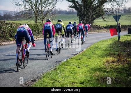 Le peloton court dans un virage lors du British Cycling Clayton Spring Classic, Clitheroe, Ribble Valley, Lancashire. Banque D'Images