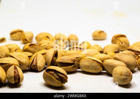 Pistache et fond blanc Banque D'Images